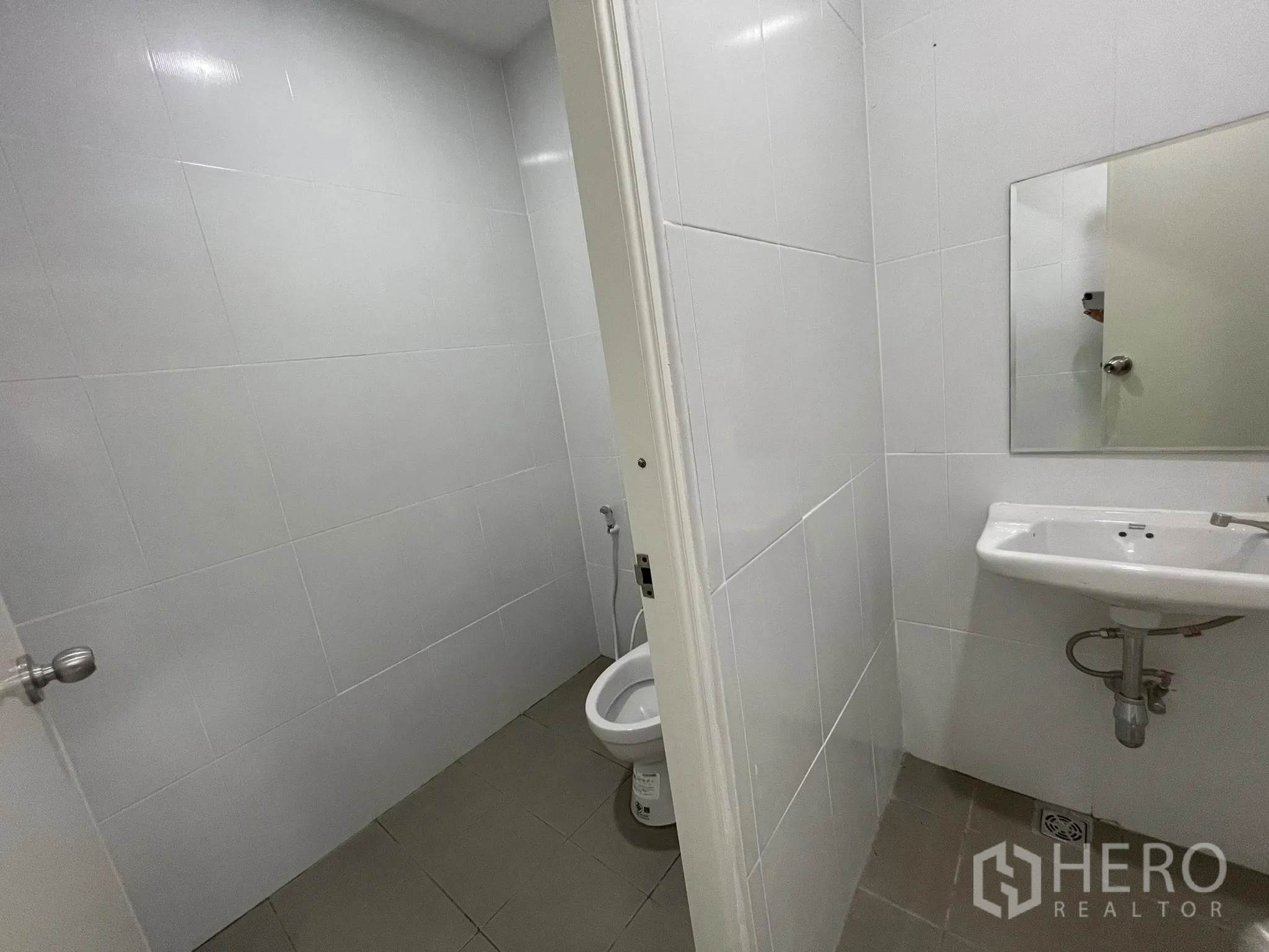 仓库 for rent in Pak Kret, Nonthaburi - 独立卫生间，配洗手盆与喷枪。
