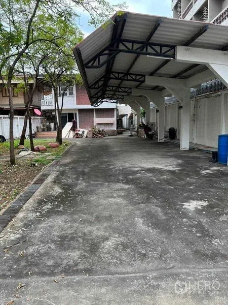 独立式住宅 出租在Sathon, Bangkok - 沙吞独栋别墅的长车道与有顶停车位。