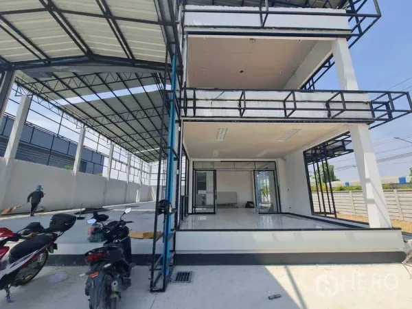 货栈 出租在Bang Len, Nakhon Pathom - 仓库内的开放式办公室与夹层，滑动玻璃门连接到带顶工作区。
