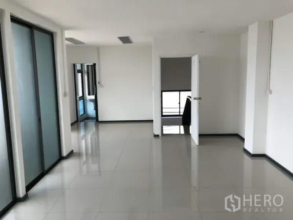 Warehouse for rent or sale in Lam Luk Ka, Pathum Thani - Bright office room with tiled floors, frosted glass sliding door and windows for natural light.