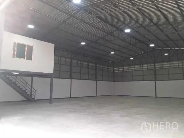 货栈 出租在Bang Khun Thian, Bangkok - 高挑层高的仓库内部，钢结构屋顶与照明