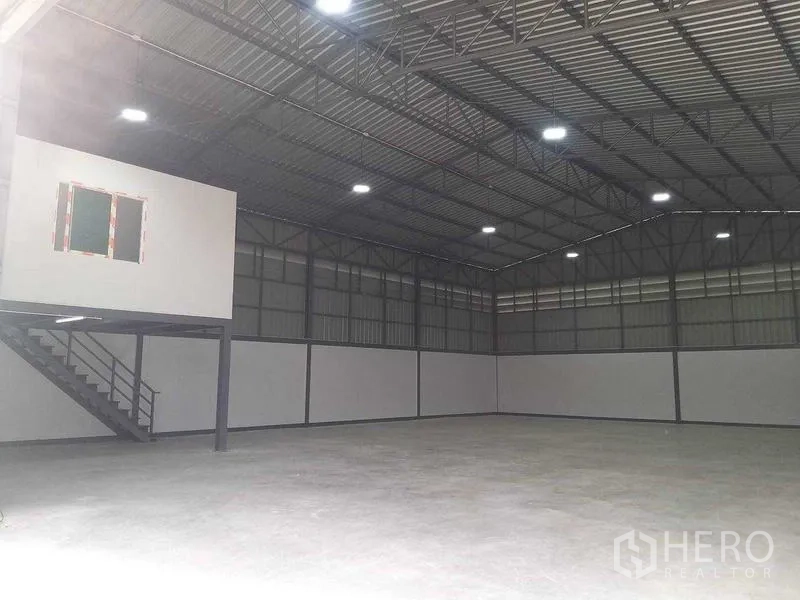 货栈 出租在Bang Khun Thian, Bangkok - 高挑层高的仓库内部，钢结构屋顶与照明