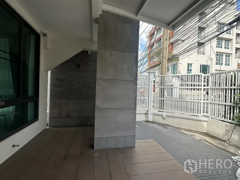 联排别墅 出租在Watthana, Bangkok - 前廊覆顶，望向带门车道