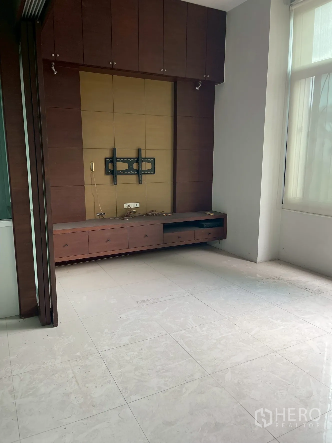 Home Office for rent in Wang Thonglang, Bangkok - Flexible office or meeting room with built-in media wall and storage cabinets.