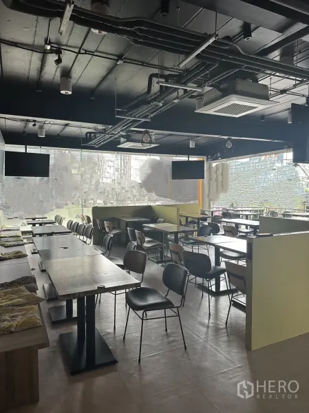 Retail Space for rent in Khlong Toei, Bangkok - Open-ceiling dining hall with exposed ducts, A/C cassettes and multiple tables ready for service.