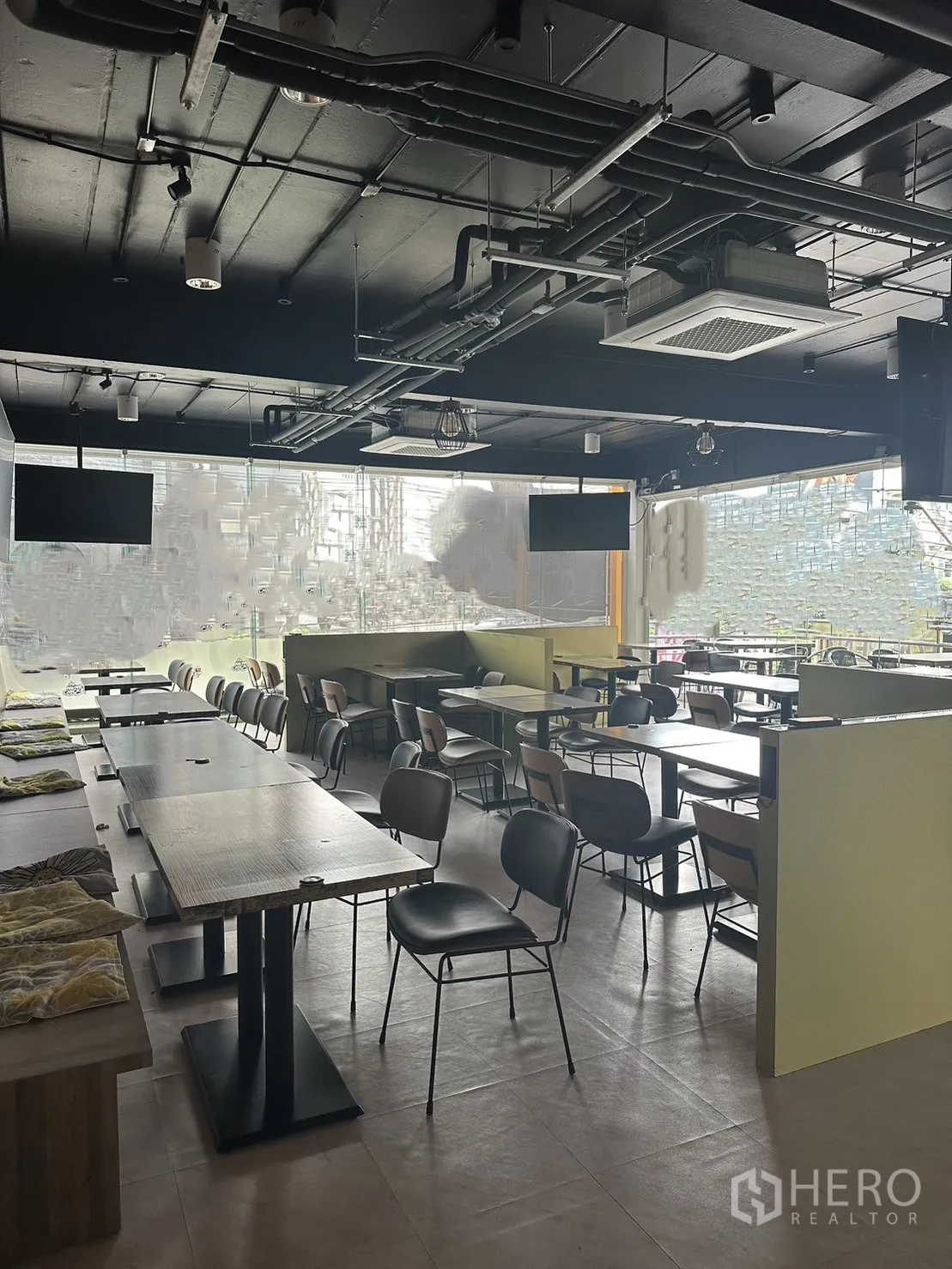 Retail Space for rent in Khlong Toei, Bangkok - Open-ceiling dining hall with exposed ducts, A/C cassettes and multiple tables ready for service.
