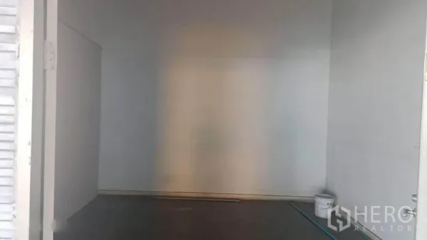 Warehouse for rent in Bang Phli, Samut Prakan - Compact white-walled room suitable for storage or a small office inside the warehouse.