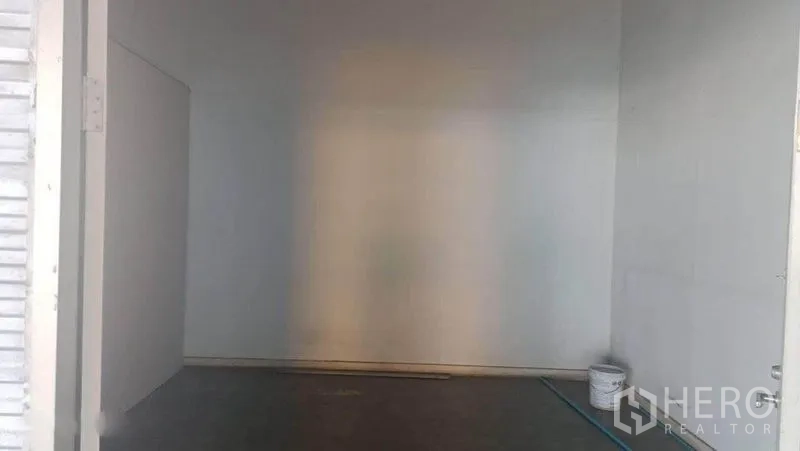 Warehouse for rent in Bang Phli, Samut Prakan - Compact white-walled room suitable for storage or a small office inside the warehouse.