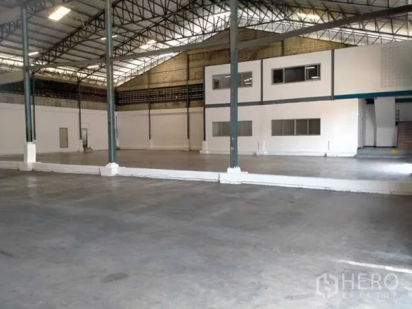 货栈 出租在Bang Phli, Samut Prakan - 宽敞仓库内景，高钢结构屋顶与两层内部办公室