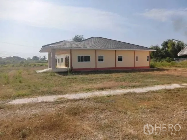工厂 出售在Phanat Nikhom, Chon Buri - 独栋单层住宅坐落在大地块上，带有庭院与有顶露台。