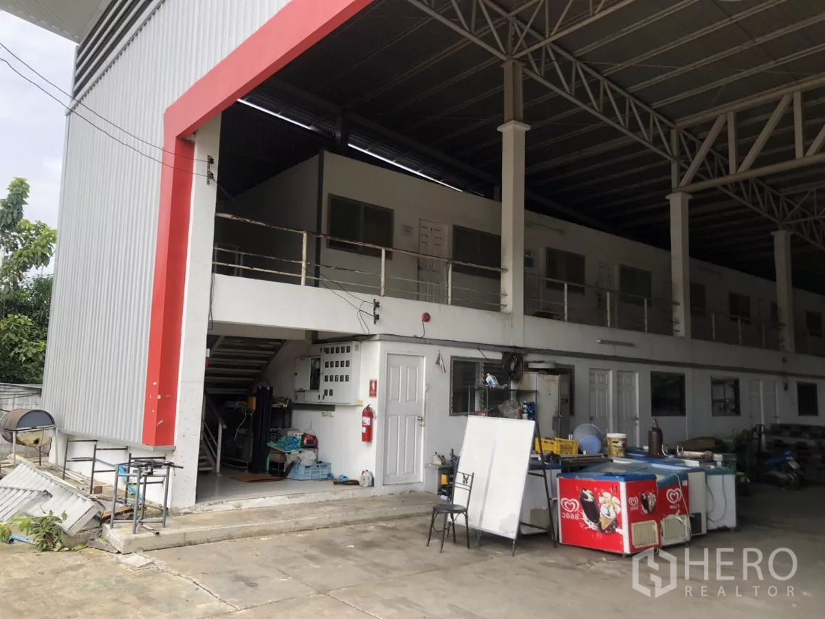 工厂 出租在Mueang Samut Prakan, Samut Prakan - 带夹层办公室和楼梯的半室内生产区