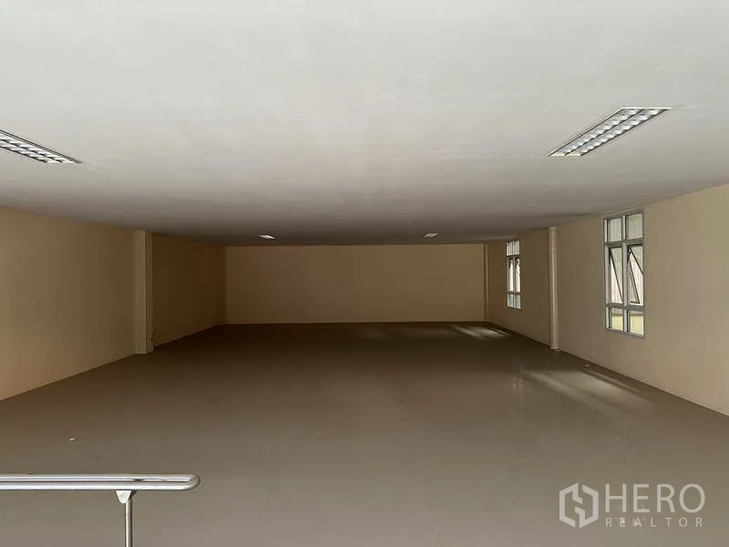 Factory for rent in Bang Phli, Samut Prakan - Large open-plan mezzanine office area with tile flooring and windows providing natural light.