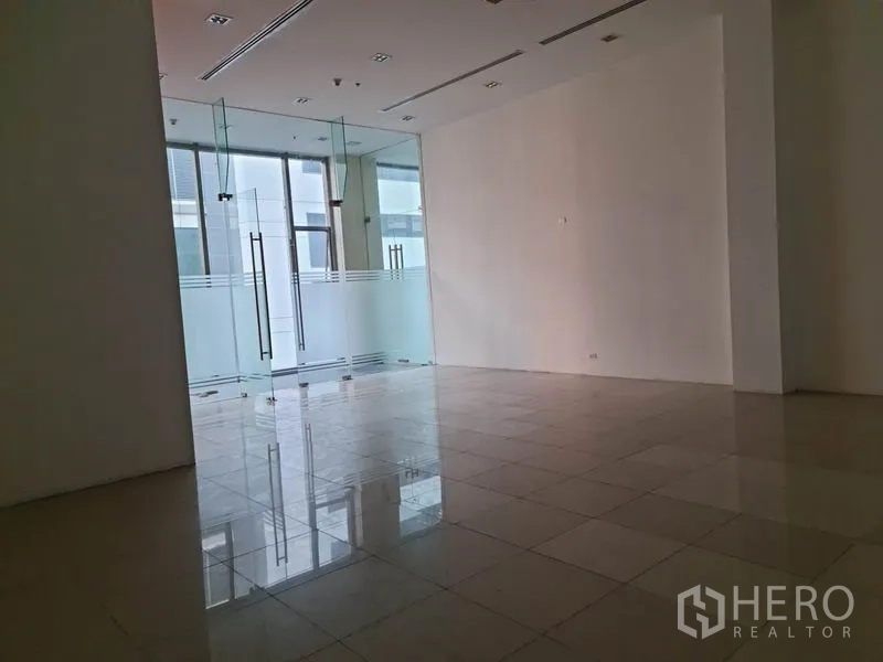Retail Space for rent in Khlong Toei, Bangkok - Spacious shop unit with glazed entrance, tiled floor and ceiling air-conditioning.