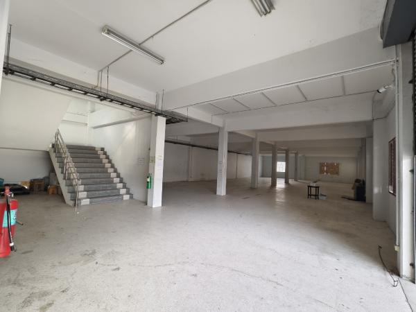 Warehouse for rent in Lat Krabang, Bangkok - Spacious ground-floor warehouse bay with high ceilings, columns, and a stairwell.