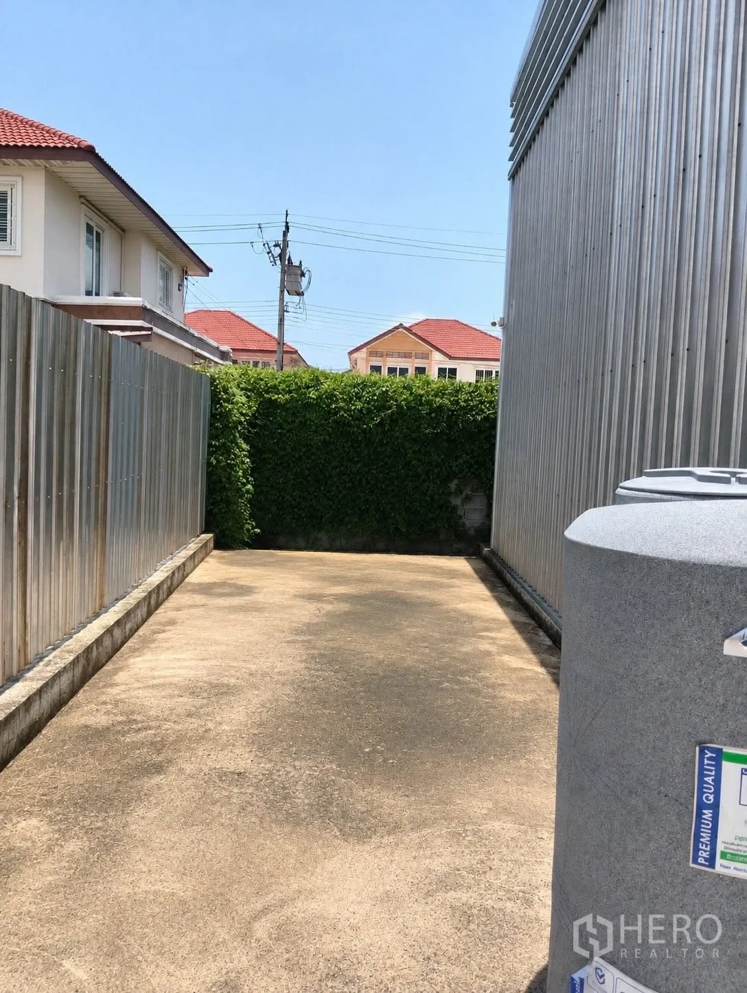 Warehouse for rent in Don Mueang, Bangkok - Open concrete yard beside the warehouse suitable for loading or parking.