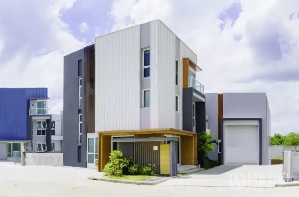 Warehouse for sale in Lam Luk Ka, Pathum Thani - Corner plot home office linked to a warehouse with driveway and white cladding.