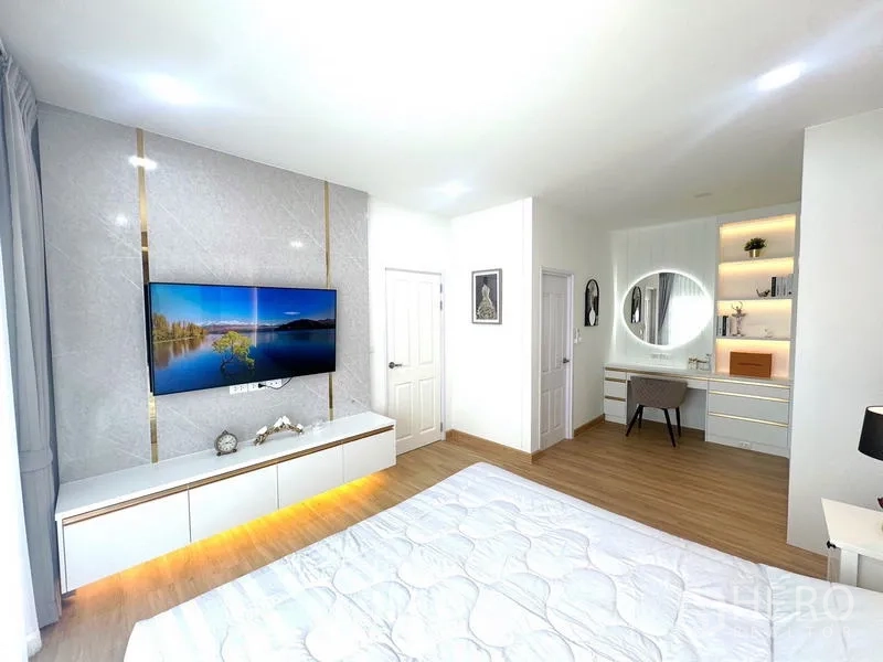 Detached House for rent - Spacious master bedroom featuring TV wall, vanity and warm wood flooring.
