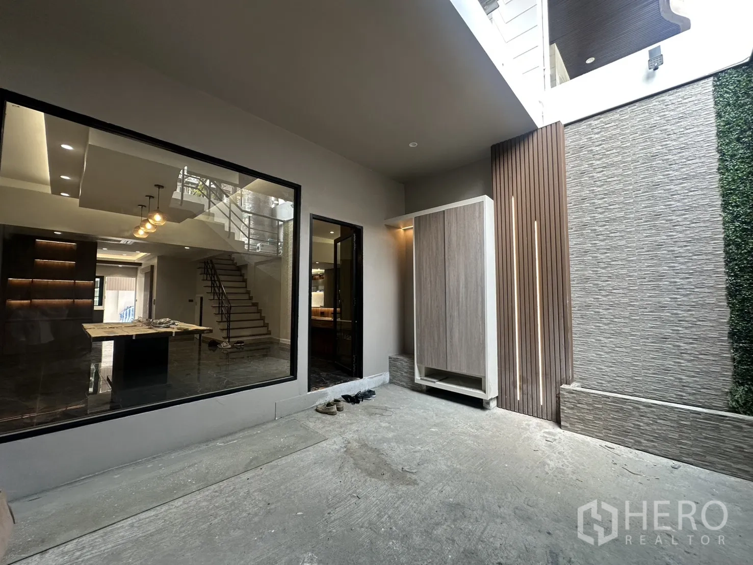 Home Office for rent in Watthana, Bangkok - Semi-open courtyard with textured wall and window looking into the interior.