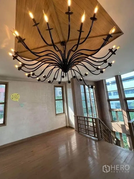 Retail Space for rent in Phaya Thai, Bangkok - Upper landing with a large chandelier and surrounding windows.