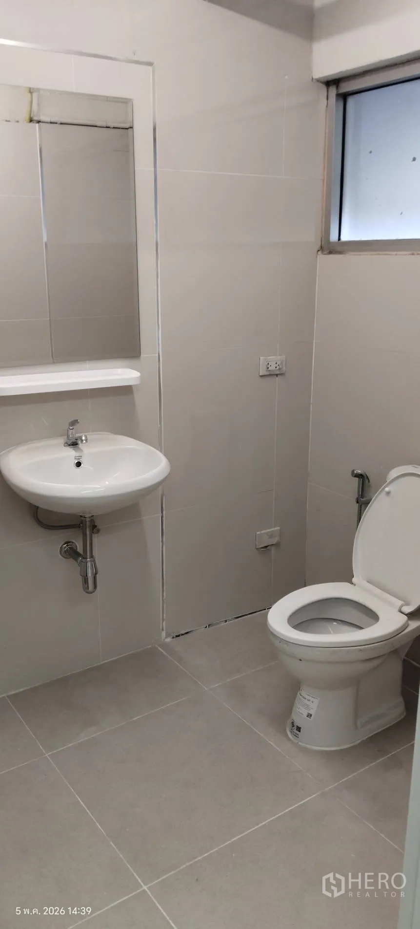 Shophouse for rent in Watthana, Bangkok - Clean bathroom with mirror, sink, and toilet.