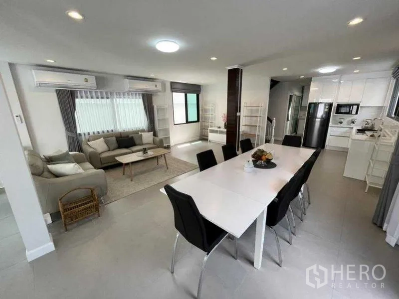 Detached House for rent in Phaya Thai, Bangkok - Dining room with long table for eight adjoining the open kitchen.
