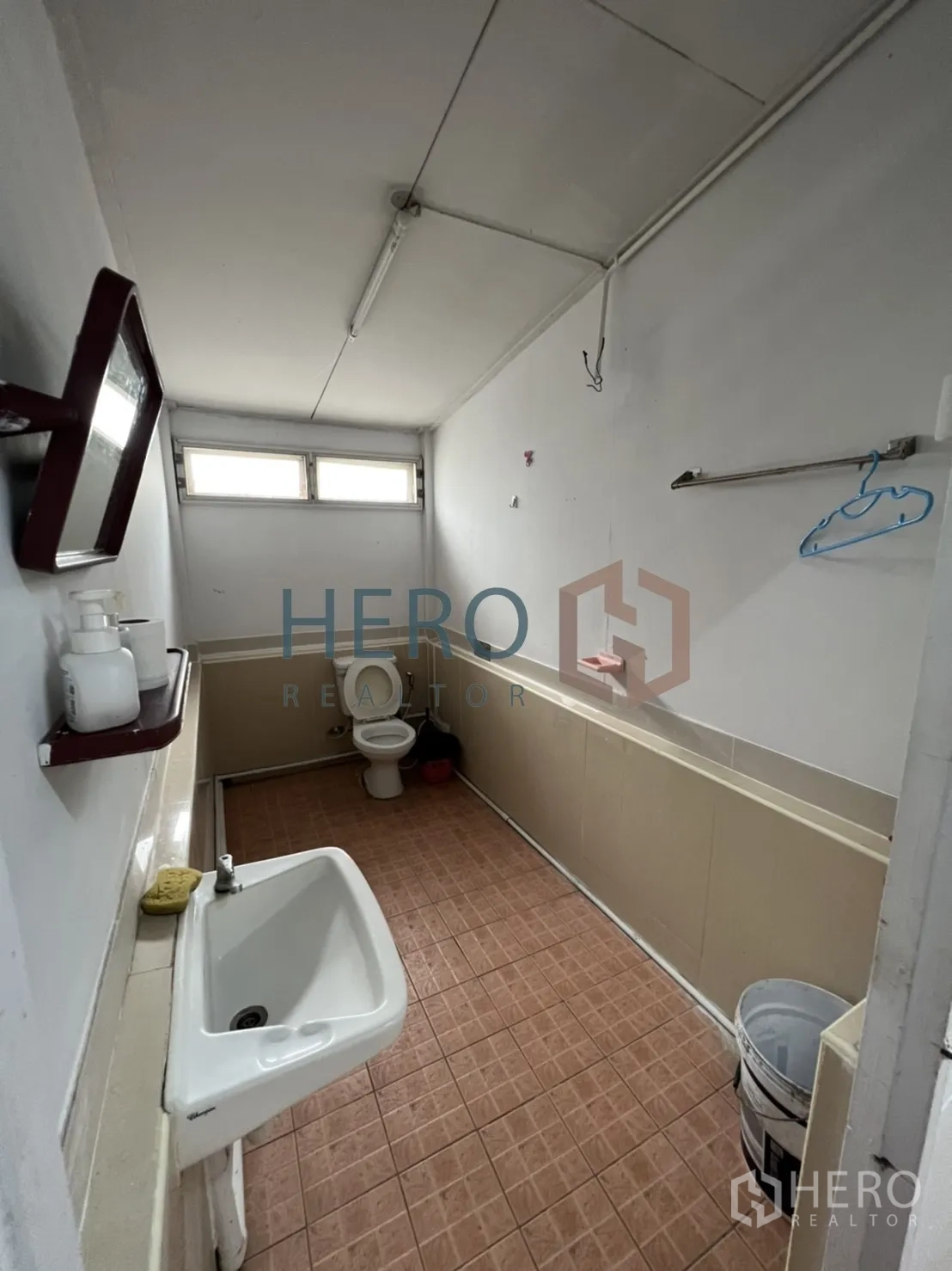Detached House for rent in Watthana, Bangkok - Simple bathroom with sink, toilet and tiled floor.