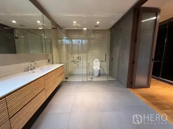 Detached House for sale in Suan Luang, Bangkok - Large bathroom with double vanity, glass shower and a separate toilet area.