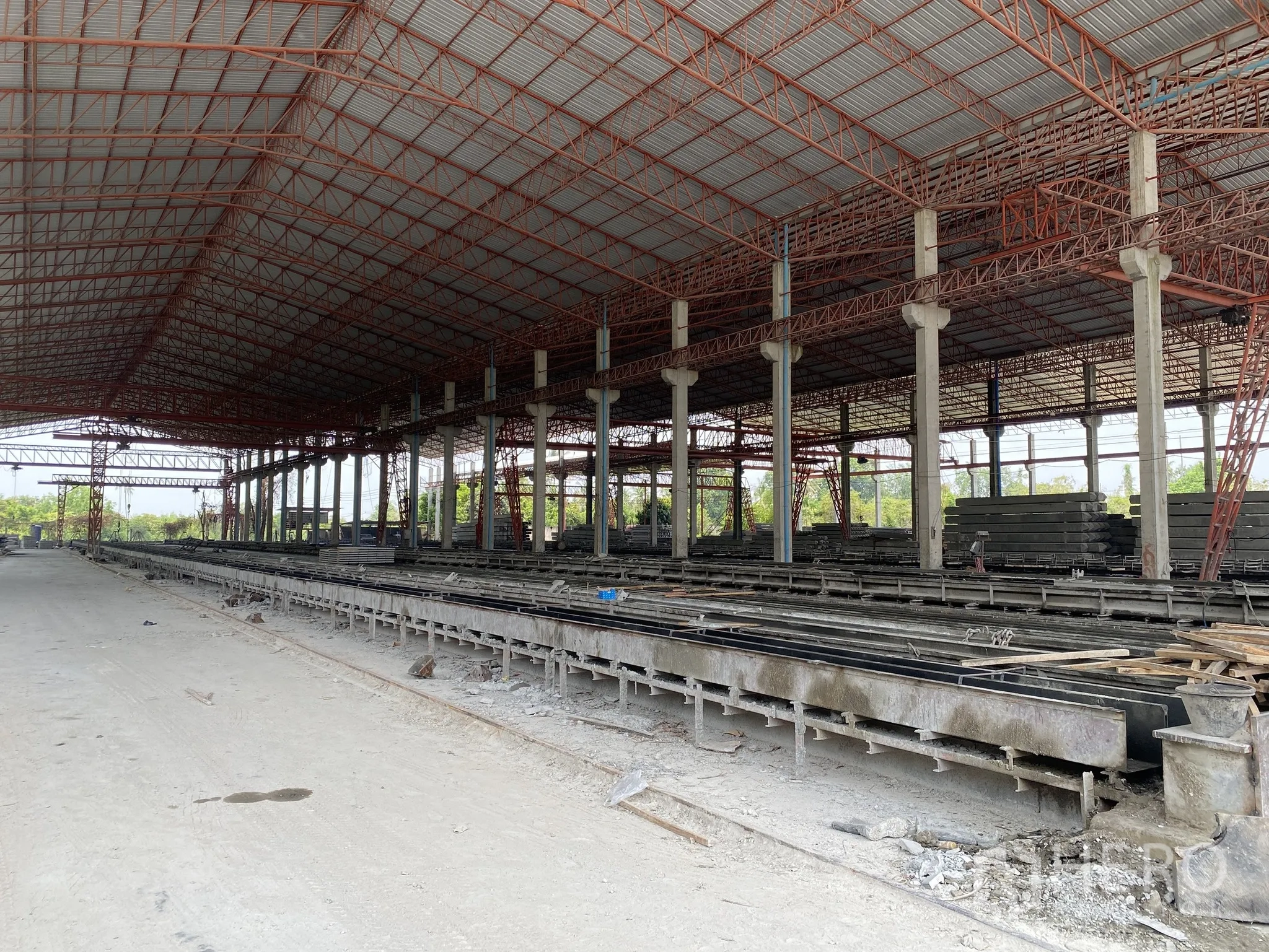 Factory for sale in Mueang Chon Buri, Chon Buri - Expansive open-sided factory hall with multiple columns and product stacks.