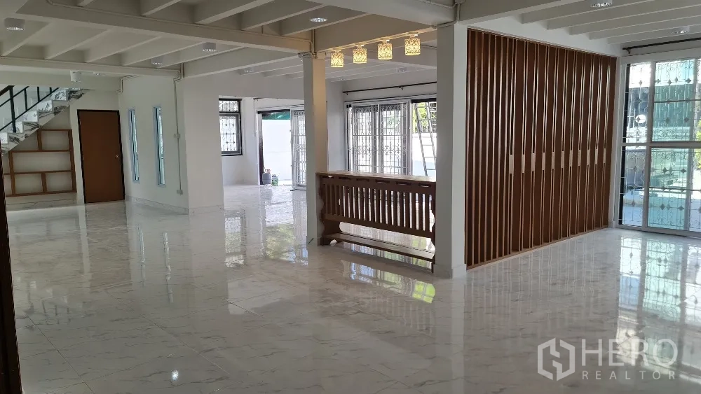 独栋房屋 for rent in Lat Phrao, Bangkok - 通透客餐厅，亮面大理石纹地砖与木质格栅隔断。