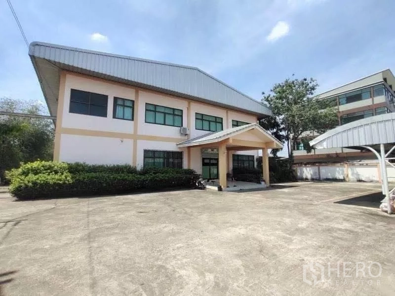 货栈 出售在Khlong Toei, Bangkok - 仓库办公两用建筑正面，宽阔停车硬地与门廊雨棚。
