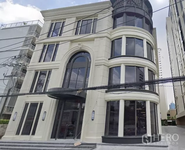 Retail Space for rent in Watthana, Bangkok - Modern multi-storey retail building with a grand arched entrance and curved glass facade in Watthana, Bangkok.