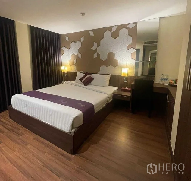 Shophouse for rent in Watthana, Bangkok - Spacious bedroom with king bed, desk and wood flooring