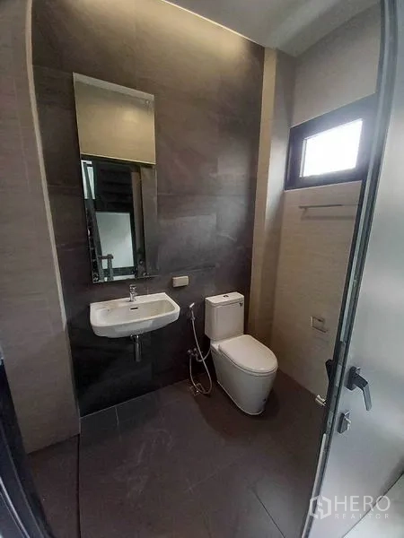 Retail Space for rent in Khlong Toei, Bangkok - Second bathroom with toilet, sink, mirror and small window.