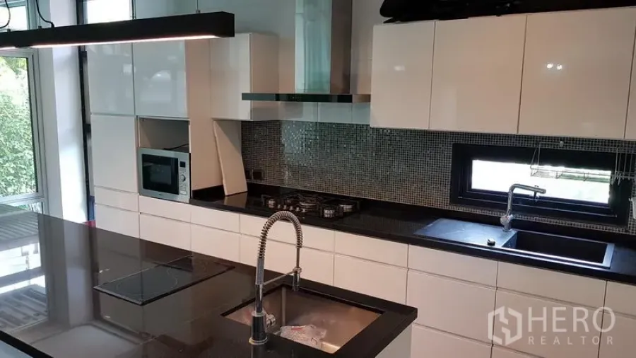 Home Office for sale in Wang Thonglang, Bangkok - Modern kitchen with black island, gas hob and mosaic backsplash in Wang Thonglang home office