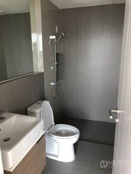 联排别墅 出租或出售在Saphan Sung, Bangkok - 当代风格卫浴，步入式淋浴区、墙砖、台上盆与坐便器
