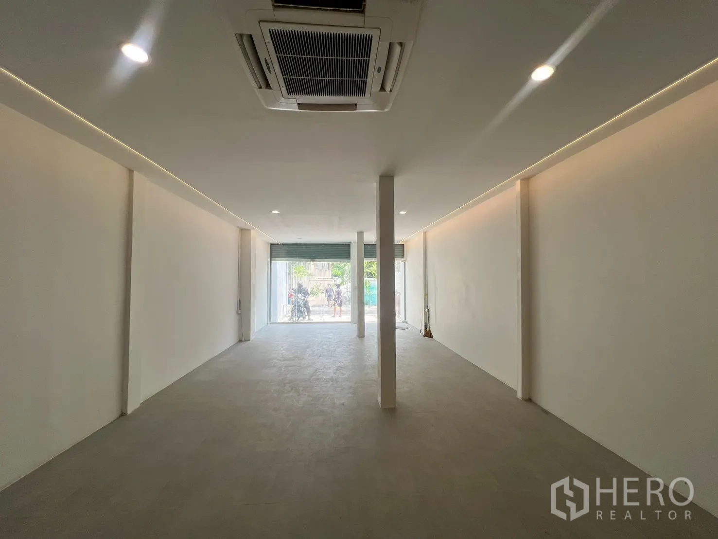 โฮมออฟฟิศ for rent in Watthana, Bangkok - พื้นที่เปิดโล่งชั้นล่างพร้อมไฟดาวน์ไลท์และแอร์แบบฝัง ติดหน้ากระจก