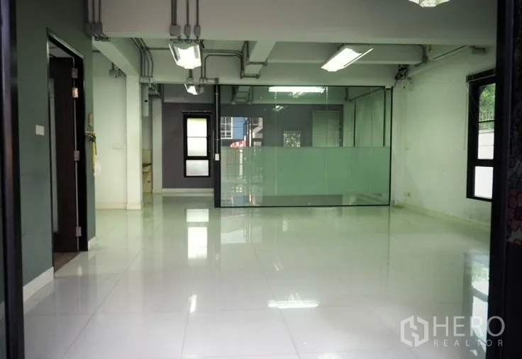 สำนักงานที่บ้าน ให้เช่าในLat Phrao, Bangkok - พื้นที่สำนักงานแบบเปิดปูกระเบื้องเงา มีห้องประชุมกั้นกระจก