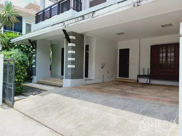 Detached House for rent or sale in Mueang Nonthaburi, Nonthaburi - Covered carport and wide driveway beside the garden at the front of the house.