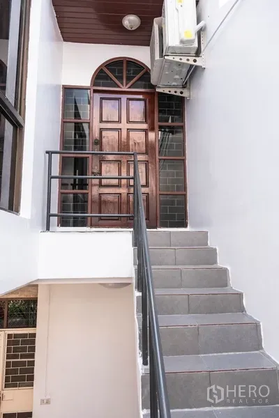 带办公室的家 出租在Khlong Toei, Bangkok - 室外楼梯通向楼上的拱形木门入口。
