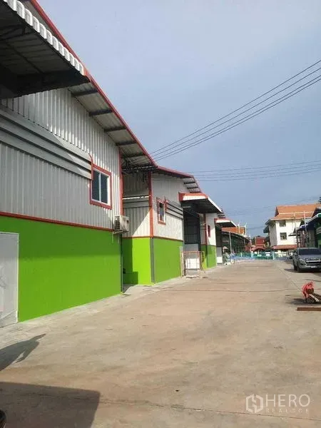 货栈 出租在Bang Khun Thian, Bangkok - 园区内成排仓库，配宽阔内路便于货车通行