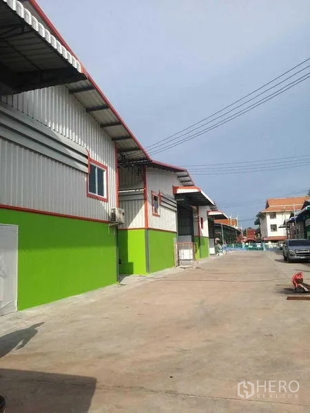 货栈 出租在Bang Khun Thian, Bangkok - 园区内成排仓库，配宽阔内路便于货车通行