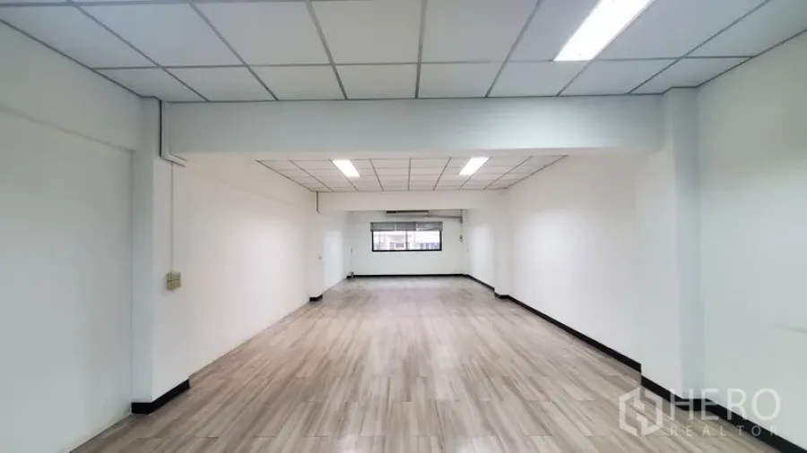 Office Space for rent in Khlong Toei, Bangkok - Bright open-plan office with wood-look floors, white walls, drop-ceiling LED lights, a rear window and air-conditioning near BTS Phra Khanong in Bangkok.
