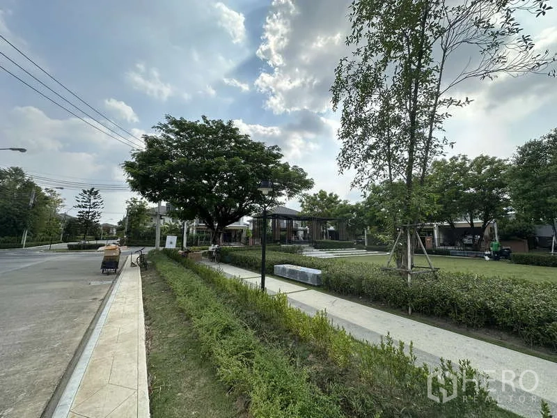 独立式住宅 出售在Sai Mai, Bangkok - 景观步道，绿化与休憩长椅。