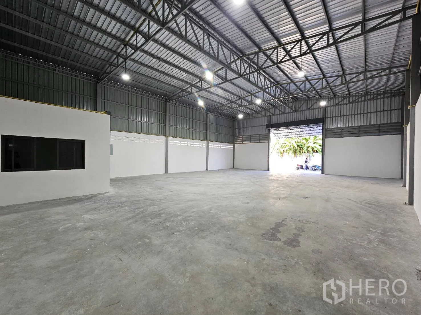 Warehouse for rent in Mueang Samut Prakan, Samut Prakan - Open floor space facing the wide entrance with internal office visible.