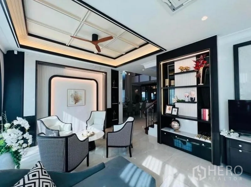 Detached House for rent or sale in Watthana, Bangkok - Cozy sitting area with feature ceiling, built-in shelves and accent lighting.