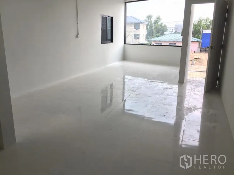 Warehouse for sale in Khlong Luang, Pathum Thani - Bright upstairs office with a large picture window over the forecourt.
