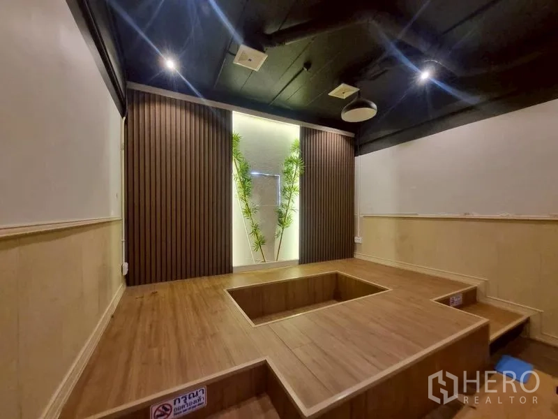 店屋 出租或出售在Watthana, Bangkok - 榻榻米风格的升高平台房，下沉式座位与装饰墙。