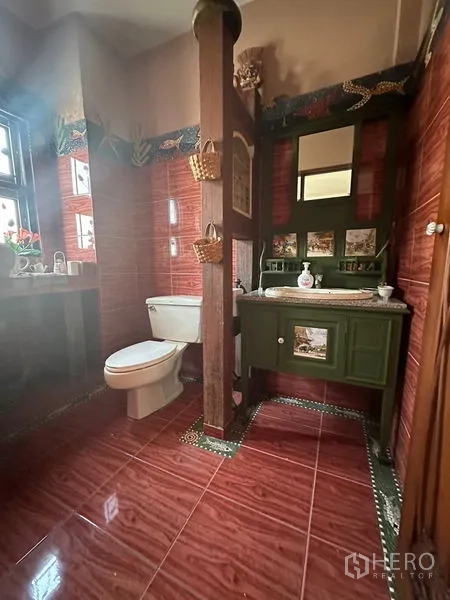 联排别墅 出租在Khlong Toei, Bangkok - 浴室配红色墙砖、复古木质洗手台与采光窗。