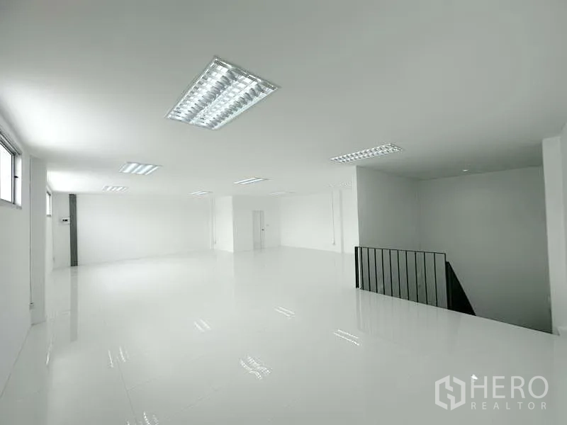 Factory for rent in Pathum Thani - Floor plan and unit type chart highlighting Type H factory of 1,233 sq m.