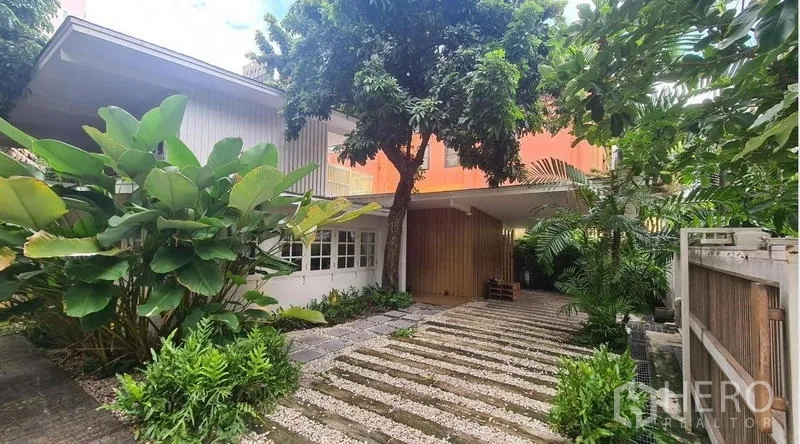 Detached House for rent in Watthana, Bangkok - Landscaped driveway and garden leading to a detached house.